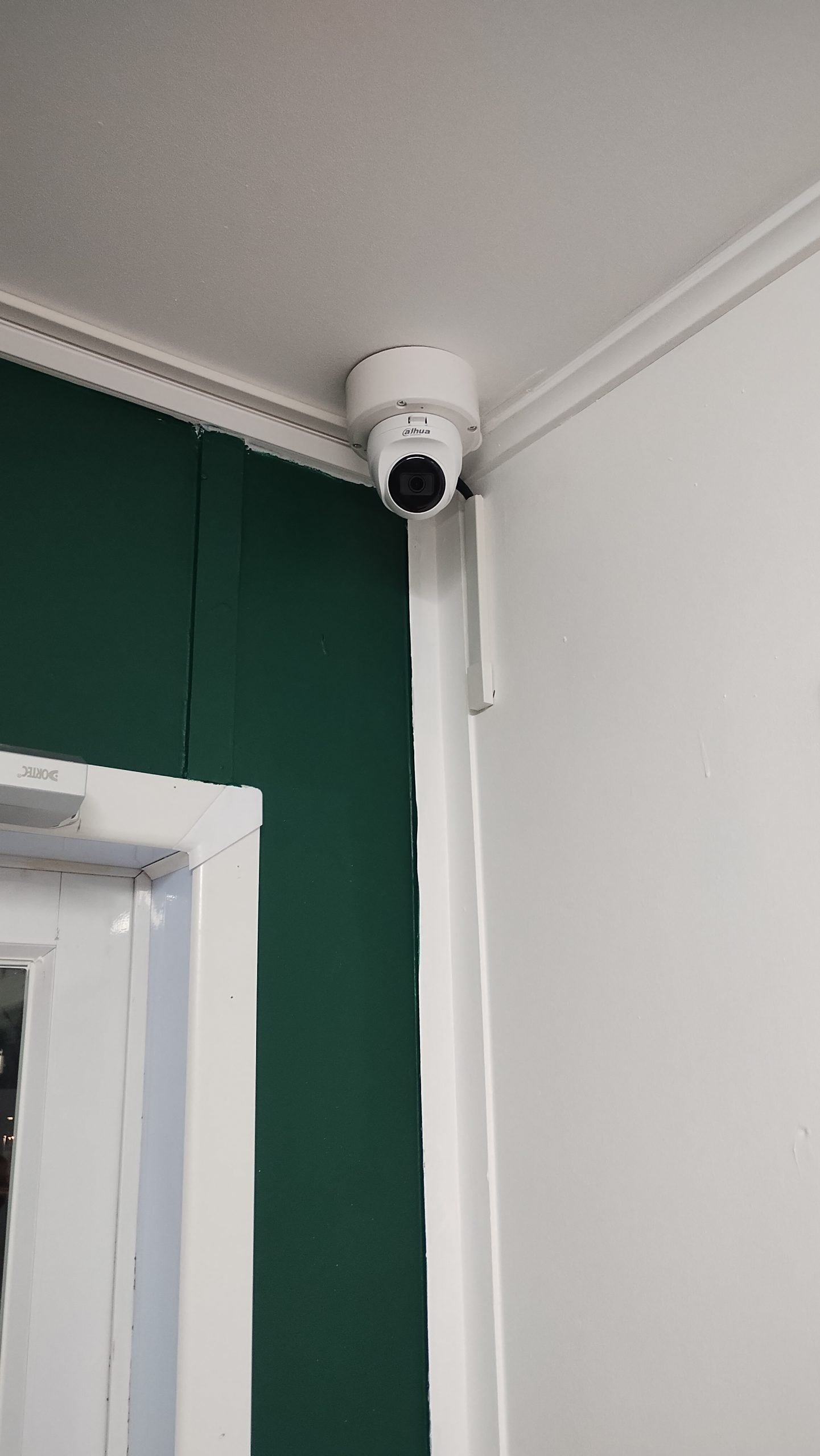 Cámara domo Dahua instalada en el interior de una oficina