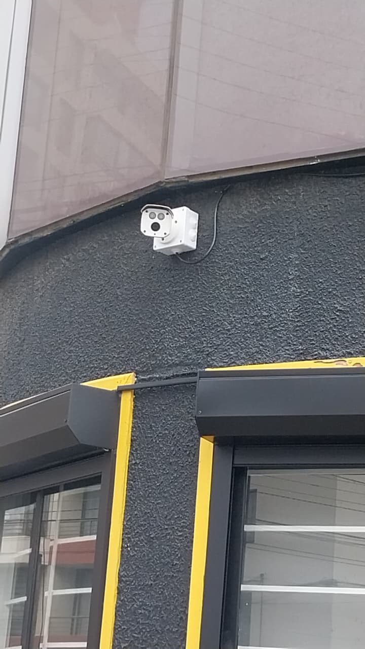 Cámara bullet instalada en la esquina exterior de un local comercial
