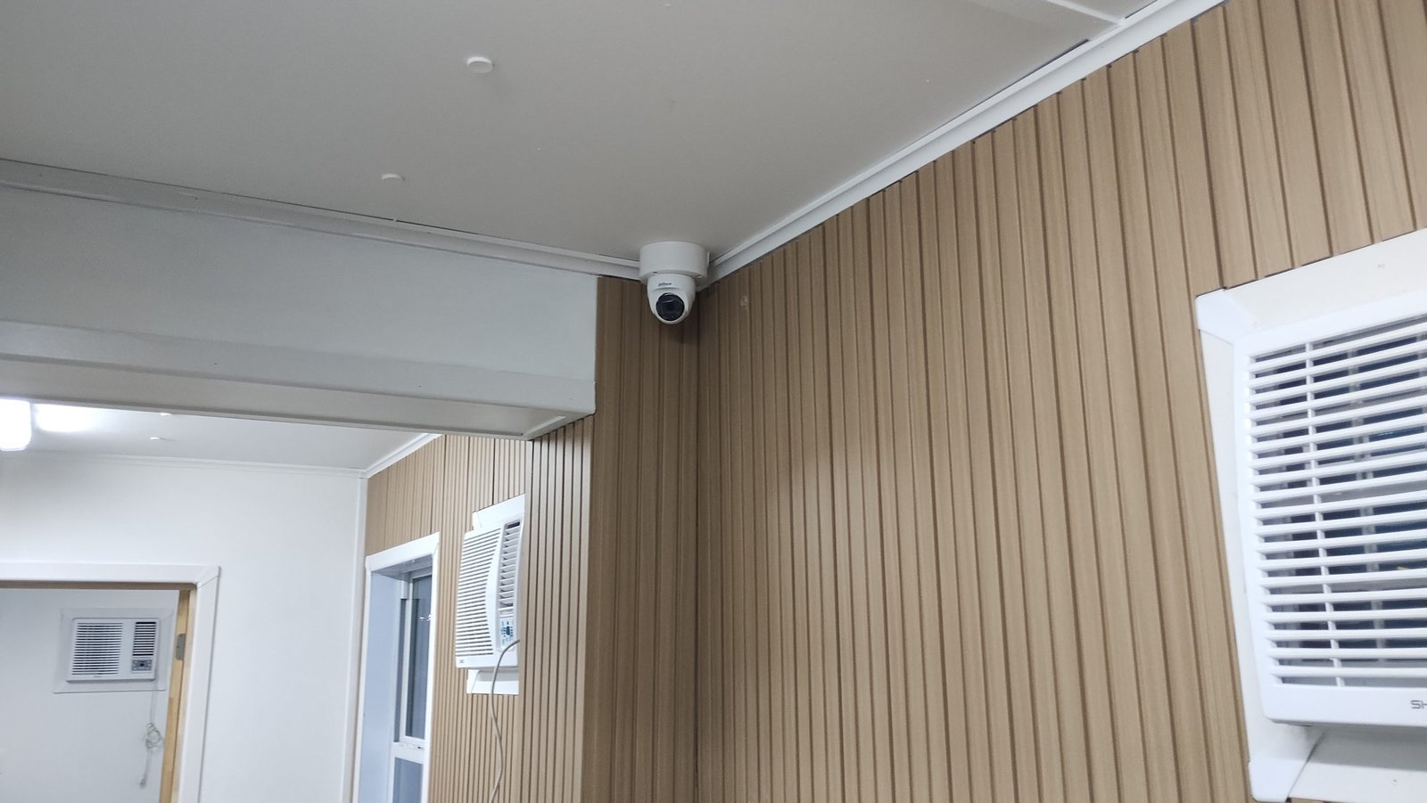Cámara domo Dahua instalada en el cielo de una oficina