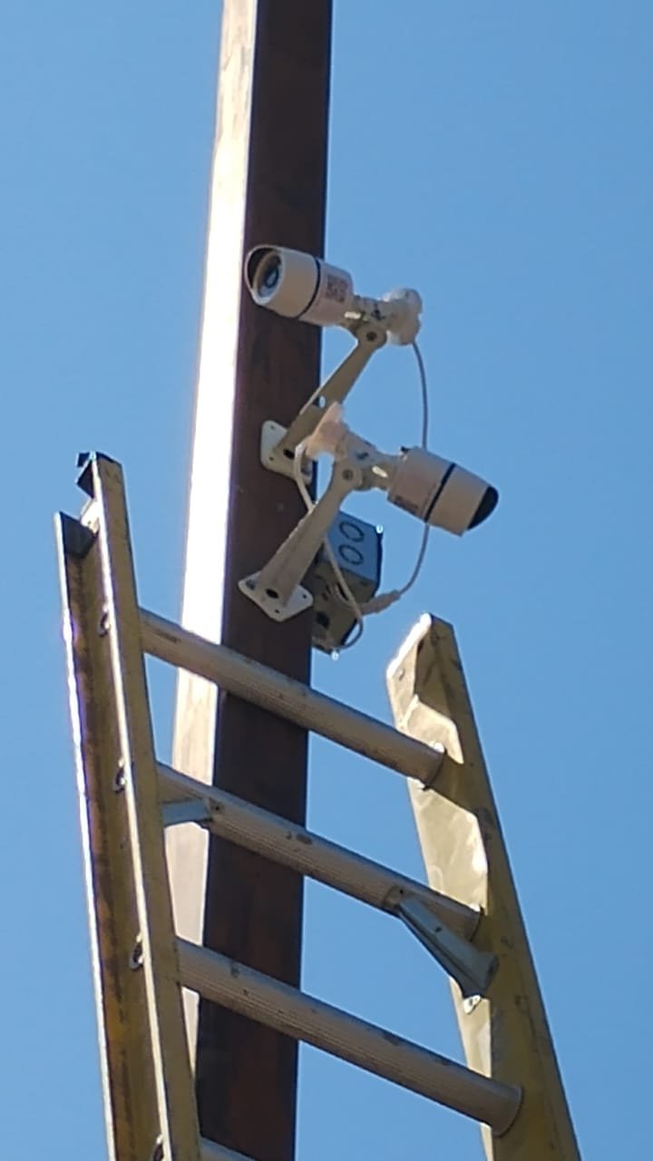 Cámaras bullet y domo montadas sobre poste en el acceso de un condominio