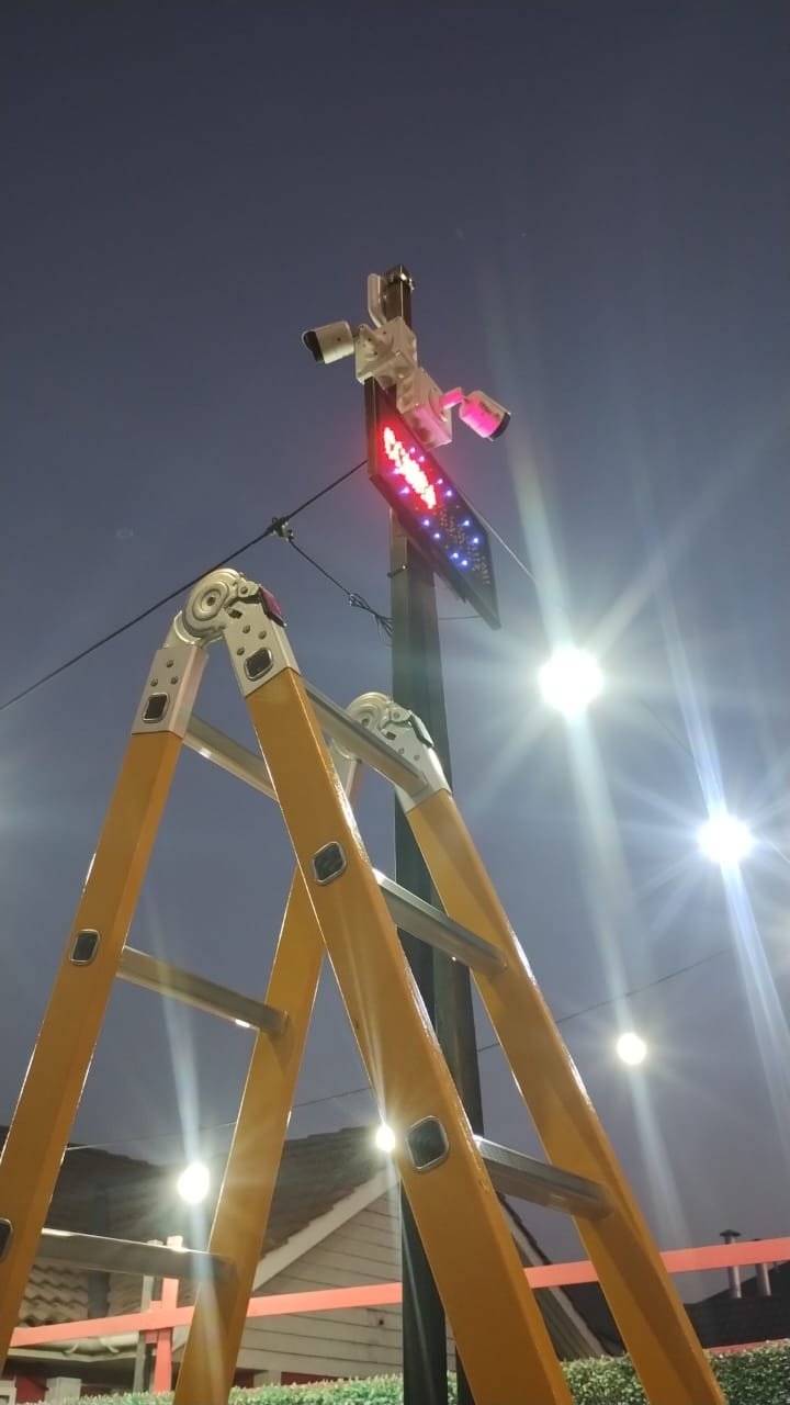 Instalación nocturna con señalética luminosa